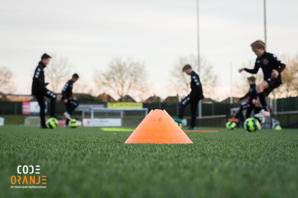 code oranje voetbal opleiding academie instituut bal jeugd sport ontwikkeling mindset voeding lifestyle topsport